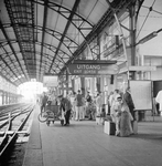 859232 Afbeelding van reizigers op het 1e perron van het N.S.-station Utrecht C.S. te Utrecht, in afwachting van de Zon ...